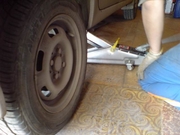 Поддомкрачиваем авто, снимаем колесо